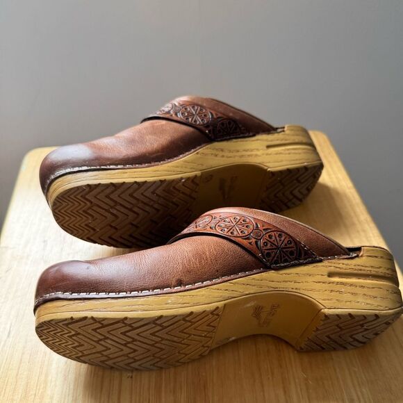Dansko Saundra Tan Waxy Burnished Leather Embossed Clogs Mules Size EU 40 - Picture 3 of 7